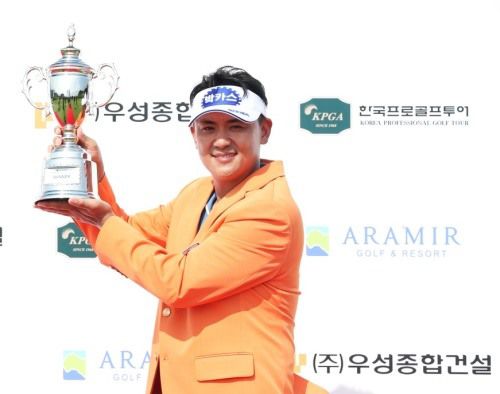 박상현이 우승 트로피를 들고 포즈를 취했다.