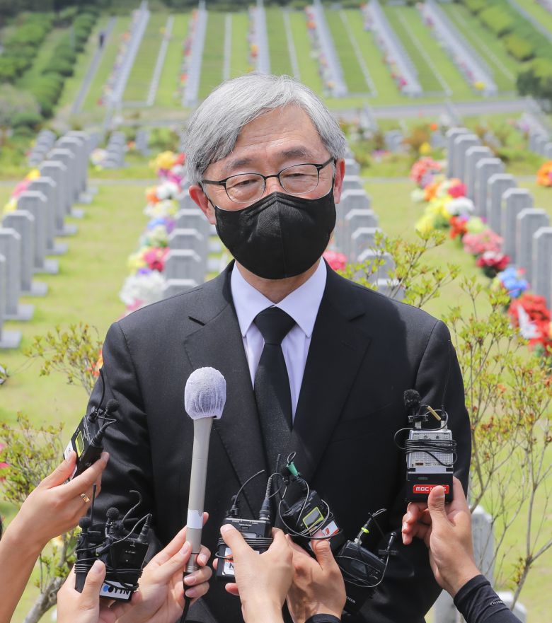 최재형 전 감사원장이 12일 오전 대전 유성 국립대전현충원 제2연평해전 전사자 묘역에서 참배한 뒤 취재진 질문을 받고 있다. [연합]