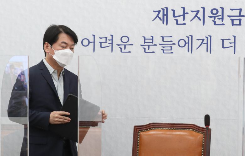 국민의당 안철수 대표가 12일 오전 서울 여의도 국회에서 열린 최고위원회의에 입장하고 있다. [이상섭 기자/babtong@heraldcorp.com]