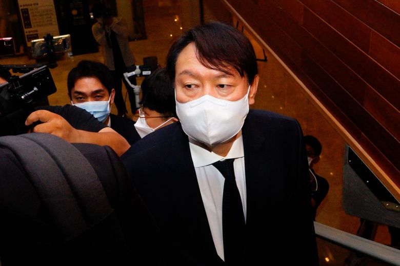 윤석열 전 검찰총장이 8일 서울 서대문구 신촌세브란스병원 장례식장에 마련된 최재형 전 감사원장의 부친 최영섭 퇴역 대령 빈소에서 조문을 마친 뒤 나서고 있다. [연합]