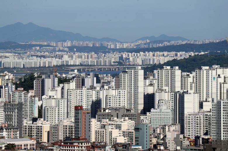 16일 서울 남산에서 바라본 용산(앞쪽부터)과 목동, 김포한강신도시. [연합]