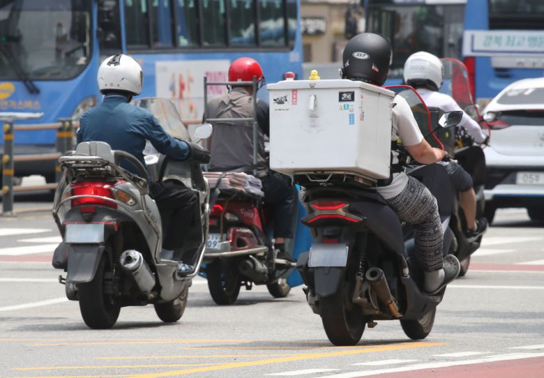 수도권 사회적 거리두기 4단계가 시행된 지난 12일 오후 배달 오토바이 기사들이 분주히 도심을 누비고 있다. [연합]