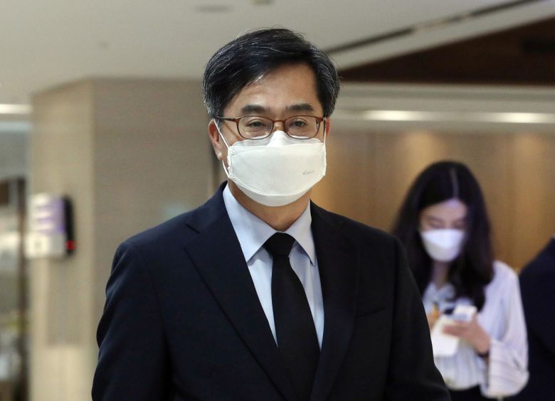 김동연 전 경제부총리가 8일 오전 서울 서대문구 신촌세브란스병원 장례식장에 마련된 최재형 전 감사원장의 부친 최영섭 퇴역 대령 빈소로 들어서고 있다. [연합]