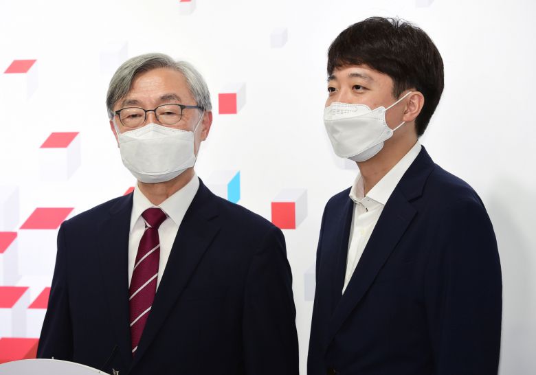 최재형 전 감사원장이 15일 서울 여의도 국민의힘 중앙당사를 찾아 이준석 대표와 만난 뒤 취재진의 질문에 답하고 있다. [헤럴드경제=이상섭 기자]