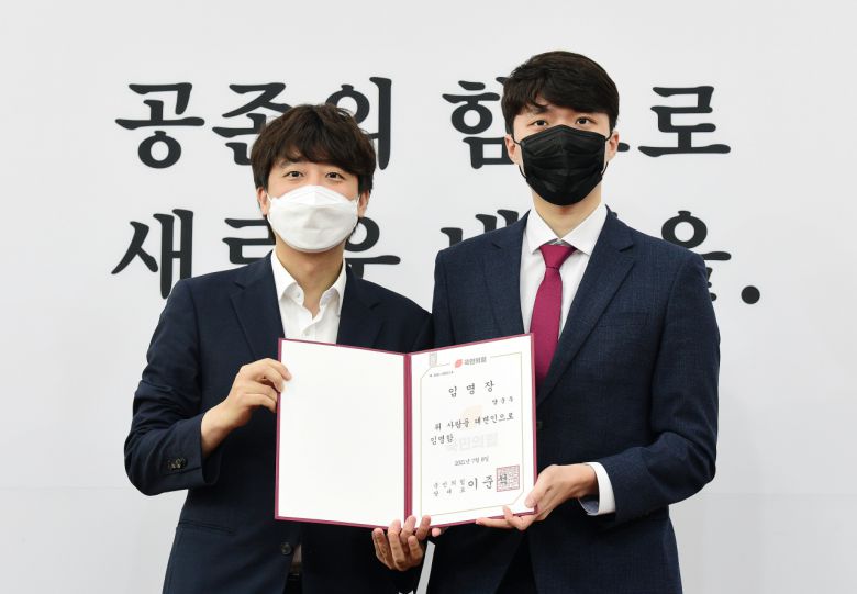 이준석 국민의힘 대표(왼쪽)가 지난 8일 서울 여의도 국회에서 열린 신임 대변인단 임명장 수여식에서 양준우 대변인에게 임명장을 수여하고 있다. [이상섭 기자/babtong@heraldcorp.com]