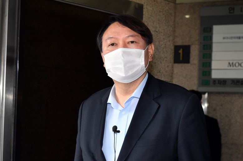 윤석열 전 검찰총장이 지난 15일 서울 종로구 반기문재단에서 반기문 전 유엔(UN) 사무총장 예방을 마치고 취재진의 질문에 답하고 있다. [연합]