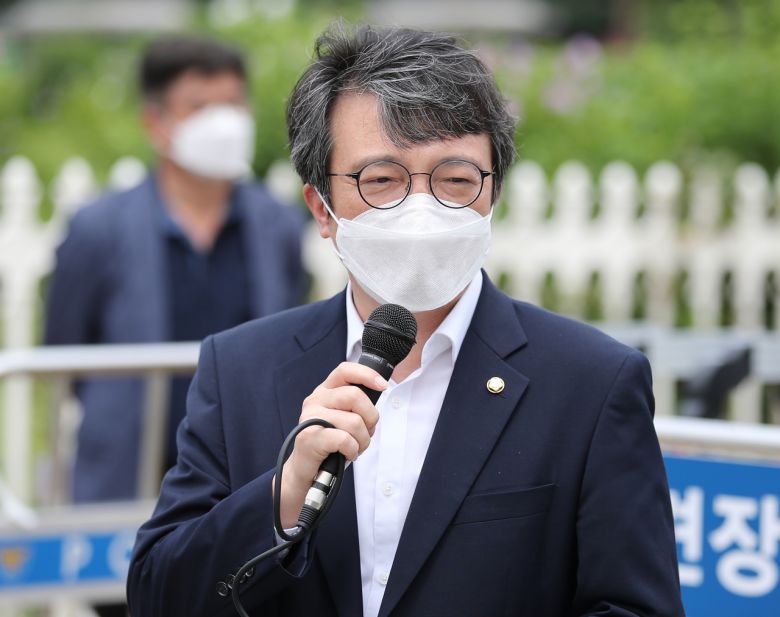 열린민주당 김의겸 의원이 8일 오후 서울 여의도 국회 앞에서 열린 민주유공자법 제정 촉구 2차 기자회견에서 발언을 하고 있다. 연합뉴스