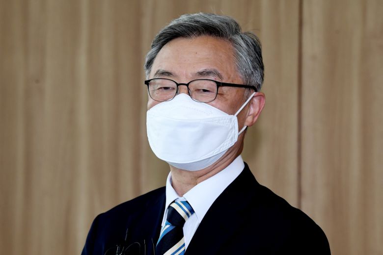 국민의힘 유력 대권 주자인 최재형 전 감사원장이 19일 오전 서울 중구 서울시청에 서 오세훈 서울시장을 예방한 뒤 취재진의 질문에 답하고 있다. [연합]