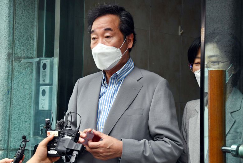 더불어민주당 대권주자인 이낙연 전 대표가 19일 서울 마포구 소재 영상 탐지 기술 스타트업 에스프레스토에서 열린 딥페이크 피해 근절을 위한 대담회가 끝난 뒤 기자들의 질문에 답하고 있다. 연합뉴스