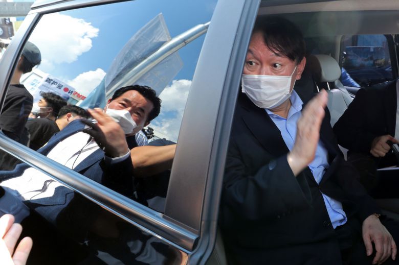 대선 출마를 선언한 윤석열 전 검찰총장이 17일 오후 5·18민주화운동 역사현장인 광주 동구 옛 전남도청 별관 방문을 마친 뒤 자동차에 올라 지지자와 인사하고 있다. [이상섭 기자/babtong@heraldcorp.com]