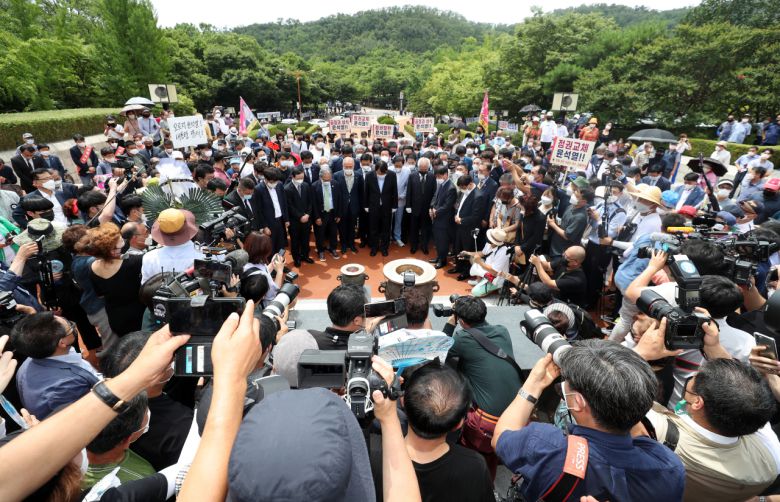 대선 출마를 선언한 윤석열 전 검찰총장이 20일 오전 대구 달서구 2.28 민주의거 기념탑을 찾아 참배하고 있다. [연합]