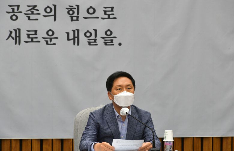 국민의힘 김기현 원내대표가 20일 국회에서 열린 원내대책회의에서 청해부대원 코로나19 집단 감염과 관련 발언하고 있다. 연합뉴스