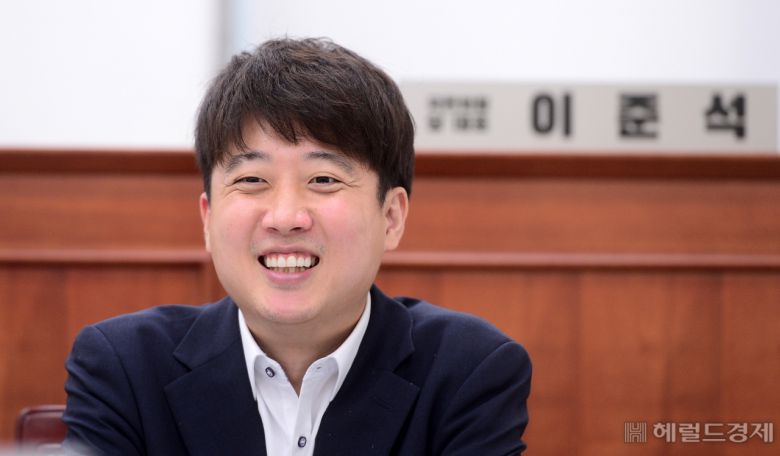 이준석 국민의힘 대표가 지난 19일 오전 서울 여의도 국회에서 본지와 인터뷰를 하고 있다. [이상섭 기자/babtong@heraldcorp.com]