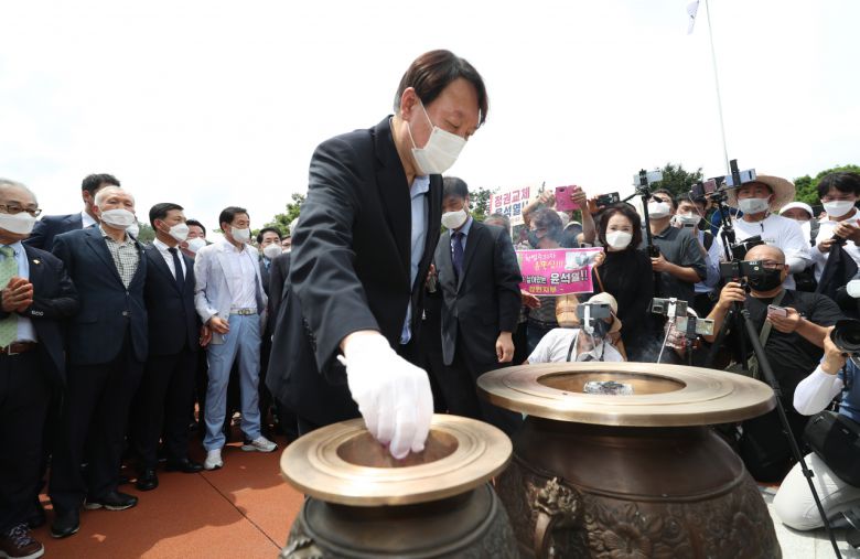 대선 출마를 선언한 윤석열 전 검찰총장이 20일 오전 대구 달서구 2.28 민주의거 기념탑을 찾아 참배하고 있다. [연합]