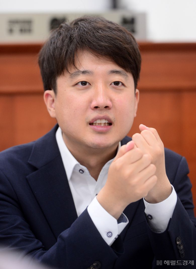 이준석 국민의힘 대표가 지난 19일 오전 서울 여의도 국회에서 본지와 인터뷰를 하고 있다. [이상섭 기자/babtong@heraldcorp.com]