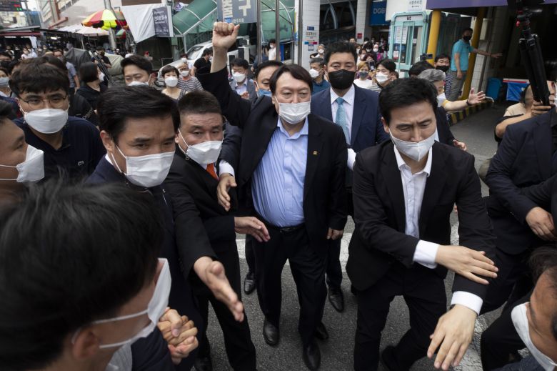대선 출마를 선언한 윤석열 전 검찰총장이 20일 오후 대구 중구 서문시장을 찾은 자리에서 지지자들에게 손을 들어 인사하고 있다. [연합]