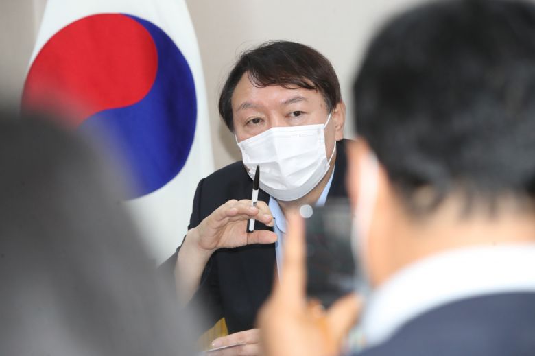 대선 출마를 선언한 윤석열 전 검찰총장이 지난 20일 오후 대구 중구 서문시장 상인회 사무실에서 지역 기자들과 간담회를 하고 있다. [연합]