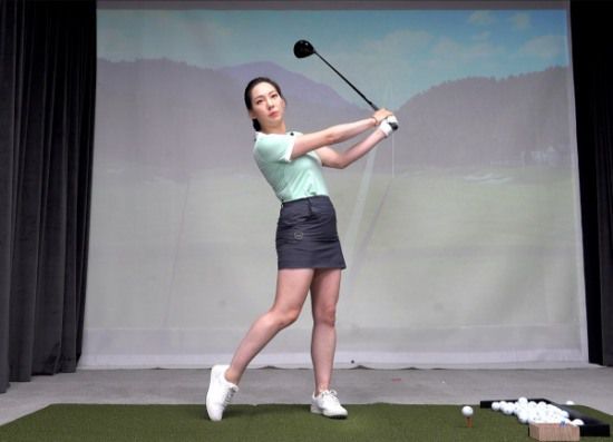 심지현 프로가 드라이버 탄도 높이는 방법을 알려주고 있다.