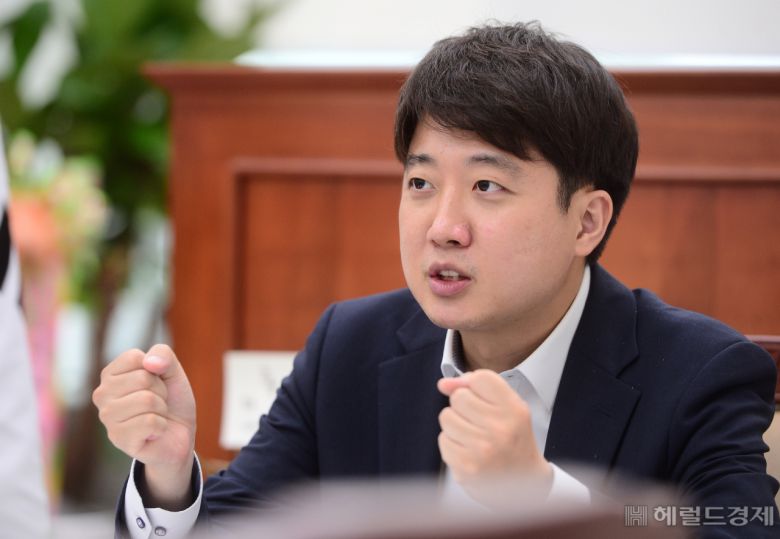 이준석 국민의힘 대표가 지난 19일 오전 서울 여의도 국회에서 본지와 인터뷰를 하고 있다. [이상섭 기자/babtong@heraldcorp.com]