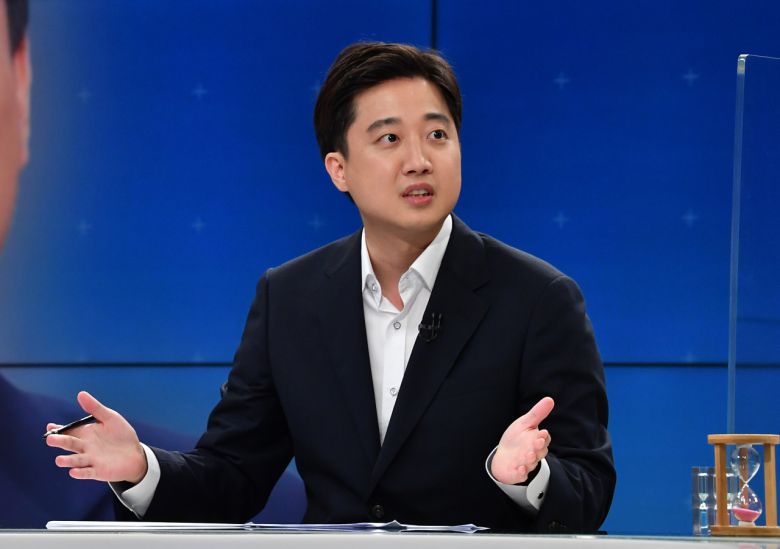 이준석 국민의힘 대표가 21일 서울 목동 SBS에서 더불어민주당 송영길 대표와 정치 현안을 놓고 당대표 토론 배틀을 하고 있다. [연합]