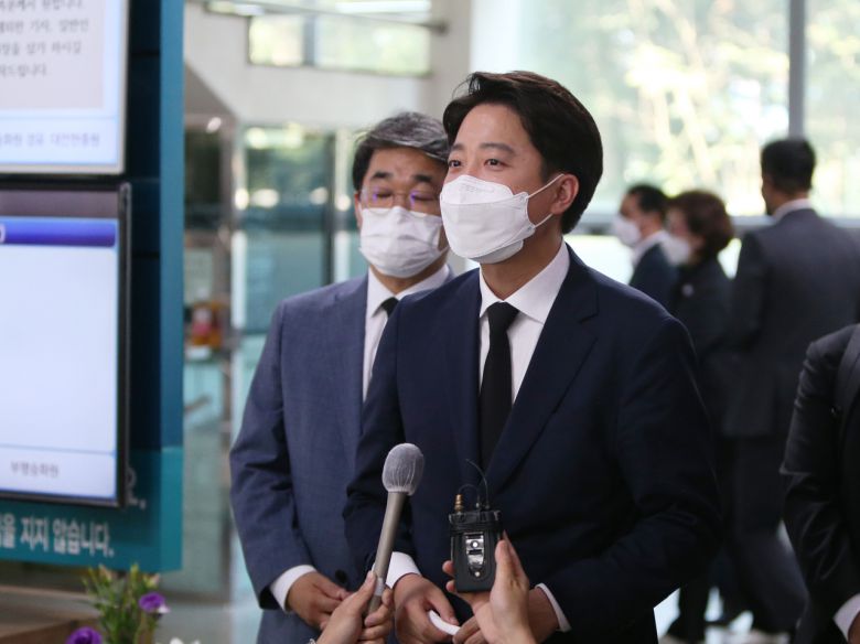 천안함 폭침 희생자인 고(故) 정종율 상사의 부인 정경옥씨가 암 투병 끝에 별세한 소식이 알려진 22일 국민의힘 이준석 대표가 인천시 동구 청기와장례식장을 찾아 유족을 위로한 뒤 취재진의 질문에 답하고 있다. [헤럴드경제=이상섭 기자]