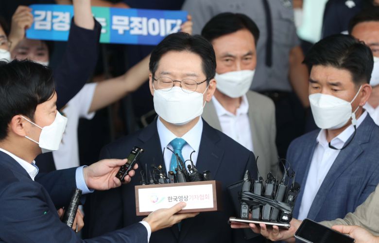 '드루킹 댓글 여론 조작' 사건에 연루돼 징역 2년이 확정된 김경수 경남지사가 21일 경남도청에서 입장을 표명하고 있다. [연합]