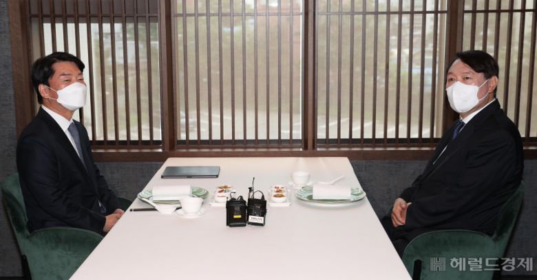 [사진=국회사진기자단] [헤럴드경제=이상섭 기자] 안철수 국민의당 대표(왼쪽)와 윤석열 전 검찰총장이 7일 정오 서울 종로구 한 중국식당(중심)에서 오찬 회동하고 있다.