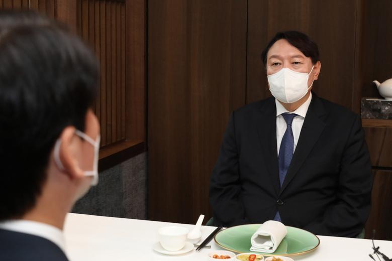 [사진=국회사진기자단] [헤럴드경제=이상섭 기자] 안철수 국민의당 대표(왼쪽)와 윤석열 전 검찰총장이 7일 정오 서울 종로구 한 중국식당(중심)에서 오찬 회동하고 있다.