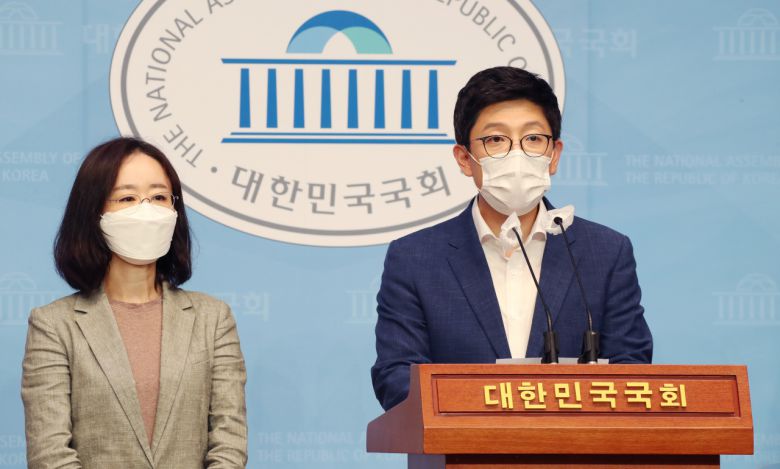 대선 주자인 윤석열 전 검찰총장 선거캠프의 김병민 신임 대변인이 25일 국회 소통관에서 캠프 인선 명단을 발표하고 있다. 왼쪽은 최지현 부대변인. [연합]