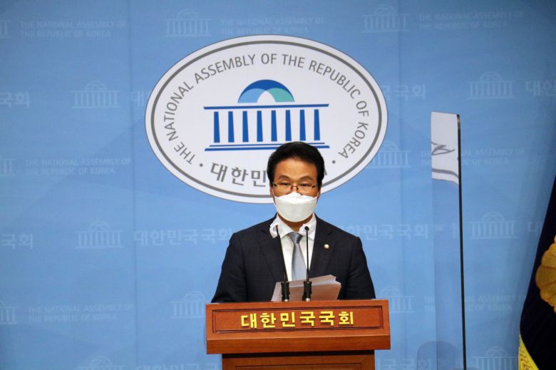 김용판 국민의힘 의원이 25일 국회 소통관에서 윤석열 전 검찰총장을 향해 공개질문을 던지고 있다. [김용판 의원실 제공]