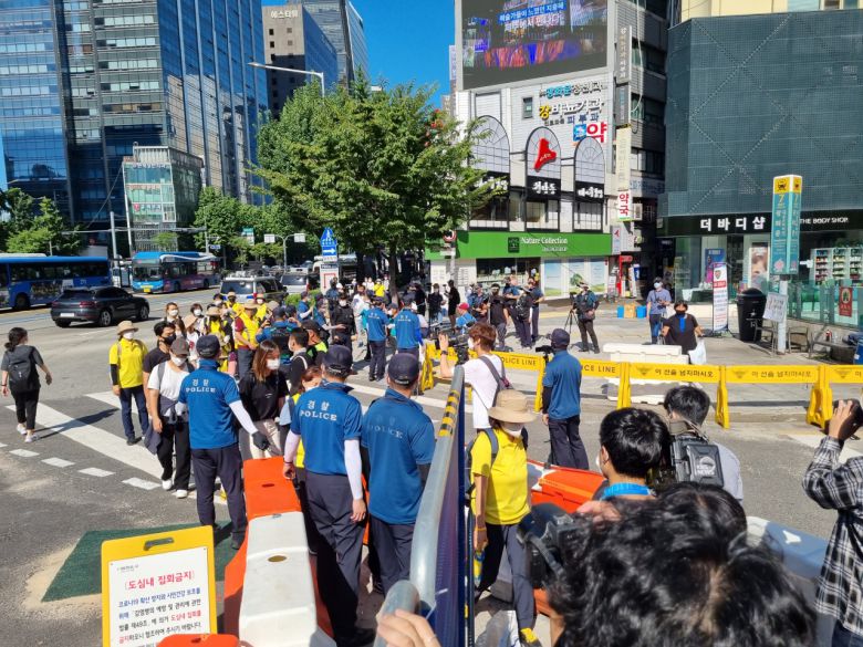 26일 오전 9시10분께 세월호 기억공간 철거에 반대하는 유족 27명이 현장에 도착하고 있다. 김영철 수습기자