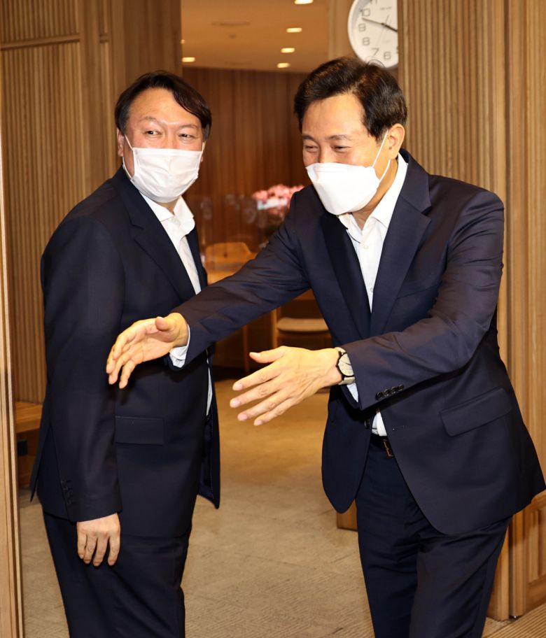 윤석열 전 검찰총장이 26일 오후 서울시청을 방문해 오세훈 서울시장과 만나고 있다. 연합뉴스