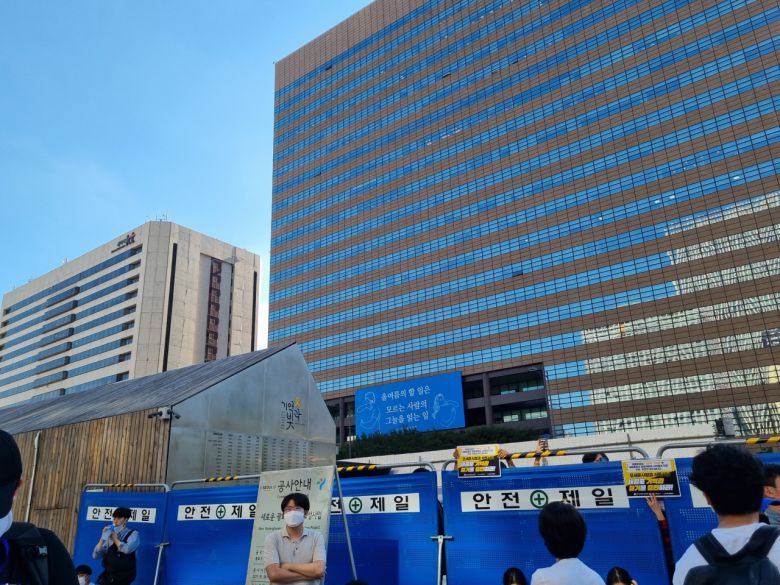 서울시가 철거를 예고한 26일 오전 서울 종로구 광화문광장에 위치한 세월호 기억공간 모습. 시민단체 4월16일의약속국민연대 관계자들이 철거 반대를 주장하는 팻말을 들고 있다. 김영철 수습기자