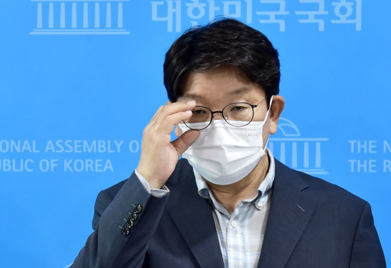 권성동 국민의힘 의원이 지난 26일 서울 여의도 국회 소통관에서 당외 대선후보 입당 촉구 기자회견을 한 뒤 기자들의 질문에 답하고 있다. [이상섭 기자/babtong@heraldcorp.com]