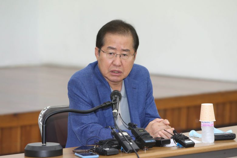 홍준표 국민의힘 의원이 지난 16일 오후 대구시당에서 기자간담회를 하고 있다. [연합]