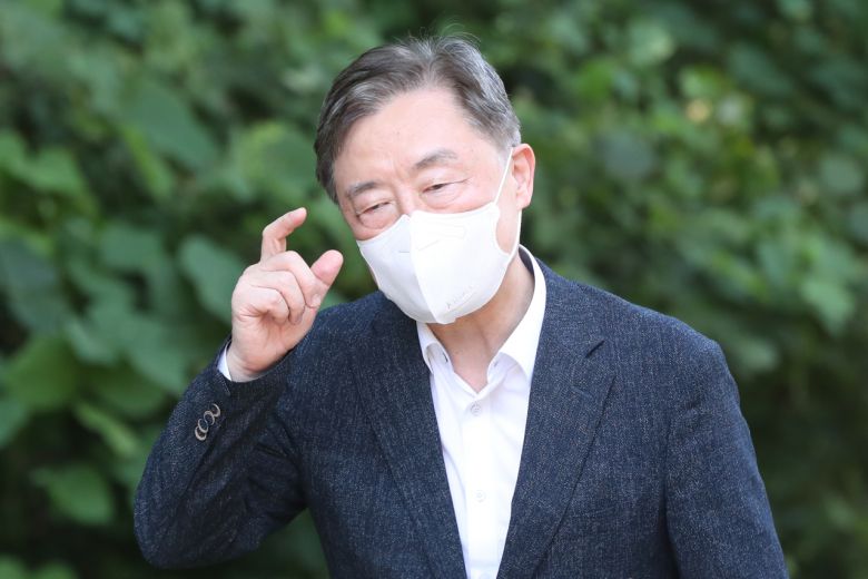 국민의힘 대권주자 최재형 전 감사원장이 한국전쟁 정전협정기념일인 지난 27일 경기도 연천군 유엔군 화장장 시설을 방문해 묵념을 위해 이동하고 있다. [연합]