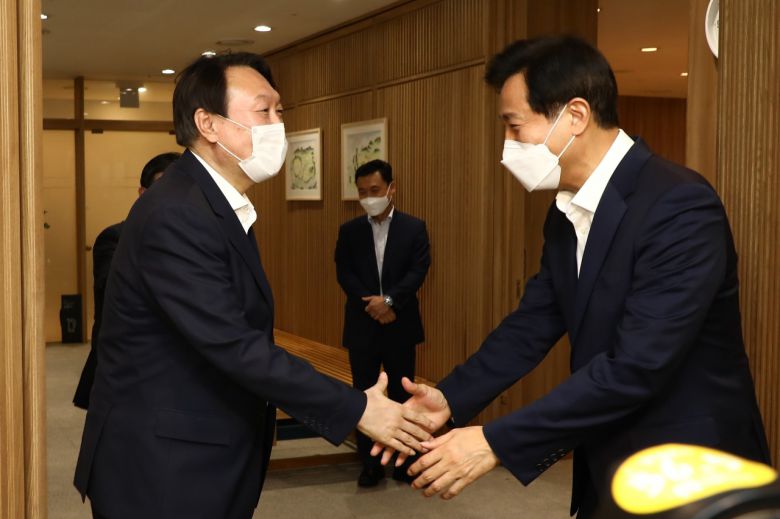 윤석열 전 검찰총장이 지난 26일 오후 서울시청을 방문해 오세훈 서울시장과 악수하고 있다. [연합]