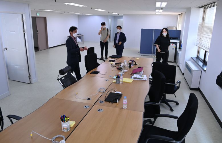 지난 28일 오전 서울 여의도 대하빌딩에 마련된 국민의힘 대권주자 최재형 전 감사원장 캠프에서 상황실장을 맡은 김영우 전 의원(왼쪽) 등 실무진들이 사무실 집기등을 점검하고 있다. [연합]