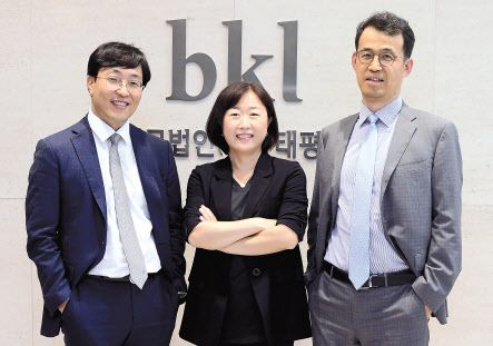 자사고 소송 완승을 이끈 법무법인 태평양 행정소송 팀 규제그룹. 왼쪽부터 오정민 변호사, 김경목 변호사, 유욱 변호사. 유 변호사는 태평양 법제행정팀을 창설 한 규제그룹 핵심 멤버이고, 헌법연구관으로 장기간 일한 김 변호사는 헌법 분야 실무와 이론 양쪽에 해 박하다. 오 변호사는 학교법인 관련 소송 경험이 많은 다투고 있다.전문가로 인정받고 있다. 이상섭 기자