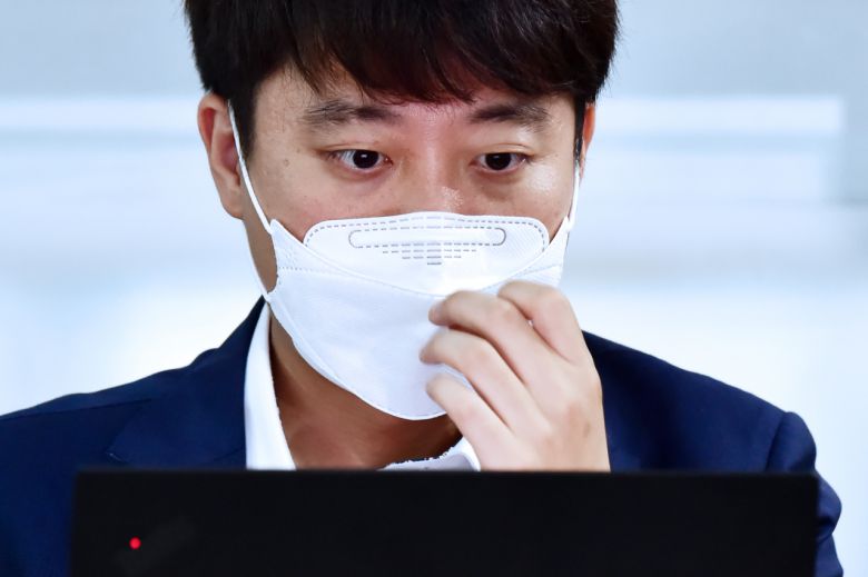 이준석 국민의힘 대표가 지난 28일 서울 여의도 중앙당사에서 열린 국민의힘 ‘요즘것들 연구소' 체육계 백신 우선접종 개선을 위한 간담회에서 마스크를 고쳐쓰고 있다. [이상섭 기자/babtong@heraldcorp.com]