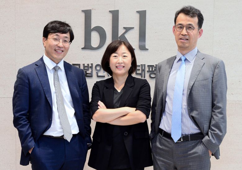 자사고 소송 완승을 이끈 법무법인 태평양 행정소송팀 규제그룹. 왼쪽부터 오정민 변호사, 김경목 변호사, 유욱 변호사. 유 변호사는 태평양 법제행정팀을 창설한 규제그룹 핵심 멤버이고, 헌법연구관으로 장기간 일한 김 변호사는 헌법 분야 실무와 이론 양쪽에 해박하다. 오 변호사는 학교법인 관련 소송 경험이 많은 전문가로 인정받고 있다. [이상섭 기자]