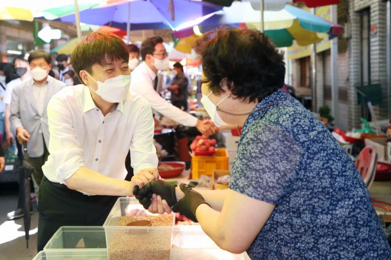 국민의힘 이준석 대표가 30일 오전 전남 순천시 전통시장인 순천웃장을 방문해 상인들과 인사하고 있다. [연합]