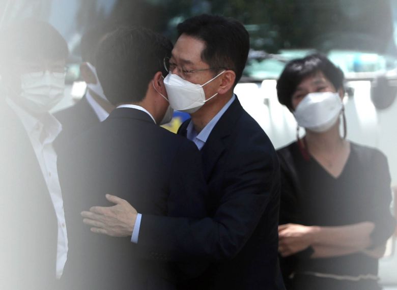 김경수 전 경남지사가 수감일인 26일 오후 경남 창원시 마산회원구 창원교도소에서 참모진과 인사를 나누고 있다. 오른쪽은 부인 김정순 씨. [연합]