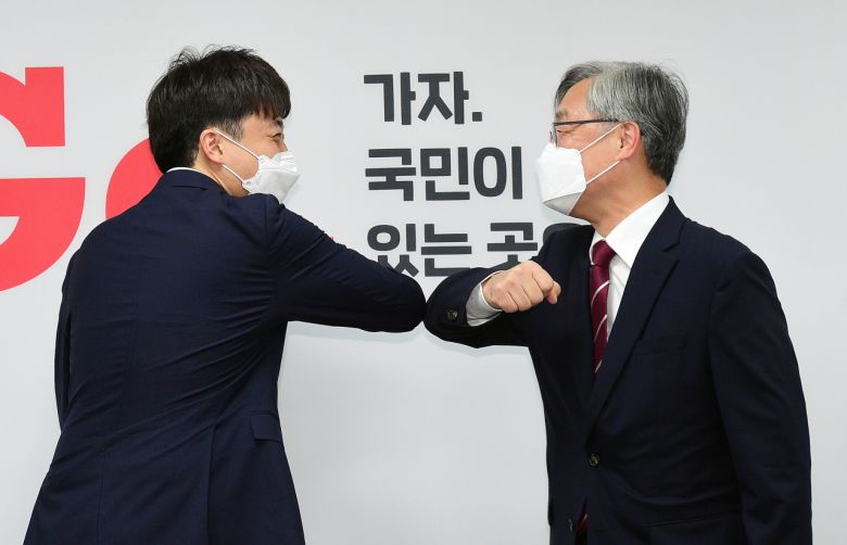 최재형 전 감사원장이 15일 서울 여의도 국민의힘 중앙당사를 찾아 이준석 대표와 팔꿈치 인사를 나누고 있다. 최 전 감사원장은 이날 국민의힘에 입당했다. [이상섭 기자/babtong@heraldcorp.com]