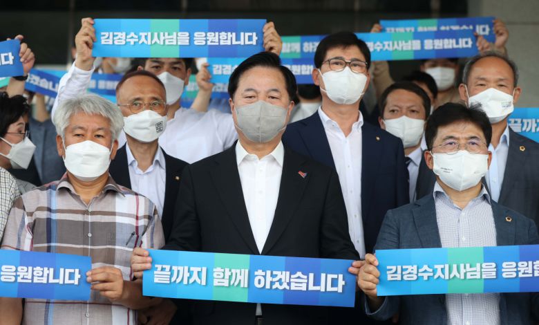 김두관 의원이 21일 오전 경남도청을 찾아 '끝까지 함께 하겠습니다'라는 손팻말을 들고 김경수 지사를 응원하고 있다. [연합]