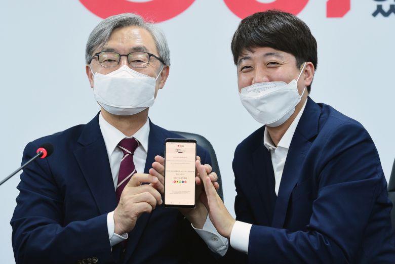 최재형 전 감사원장이 지난 15일 서울 여의도 국민의힘 당사에서 이준석 대표의 도움을 받아 모바일 입당원서를 작성한 뒤 들어보이고 있다. [이상섭 기자/babtong@heraldcorp.com]