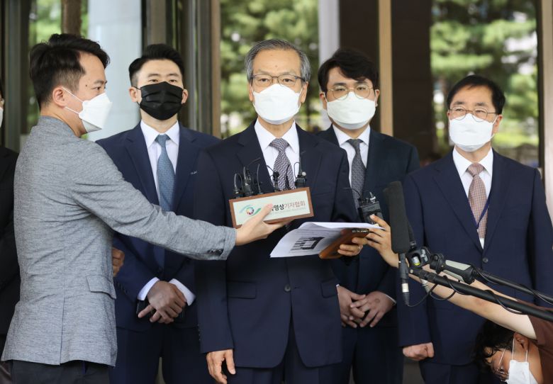 허익범 특검이 21일 오전 서울 서초구 대법원에서 법정을 나서며 미리 준비한 입장문을 읽고 있다. [연합]