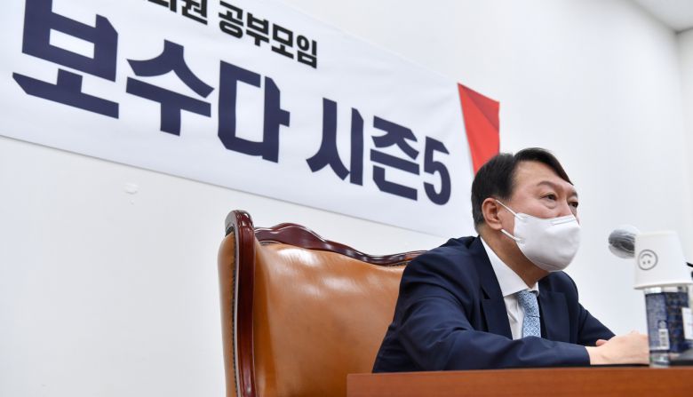 국민의힘에 입당한 윤석열 대선 예비후보가 2일 오전 서울 여의도 국회에서 열린 국민의힘 초선 공부모임 '명불허전 보수다 시즌5' 초청 강연에 참석해 강연을 하고 있다. [이상섭 기자/babtong@heraldcorp.com]