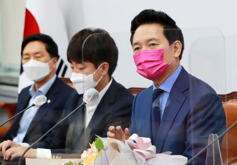 범야권 호남 출신 대권주자인 장성민(맨 오른쪽) 전 의원이 2일 오전 서울 여의도 국회에서 열린 국민의힘 입당 환영식에서 소감을 밝히고 있다. 장 전 의원은 김대중 정부 시절 국정상황실장 등을 지냈다. [연합]