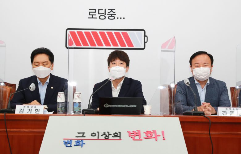 이준석 국민의힘 대표(가운데)가 2일 오전 서울 여의도 국회에서 열린 최고위원회의에서 발언하고 있다. [이상섭 기자/babtong@heraldcorp.com]